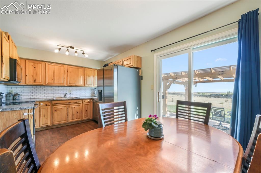 Image 10 of 50: Dining Area