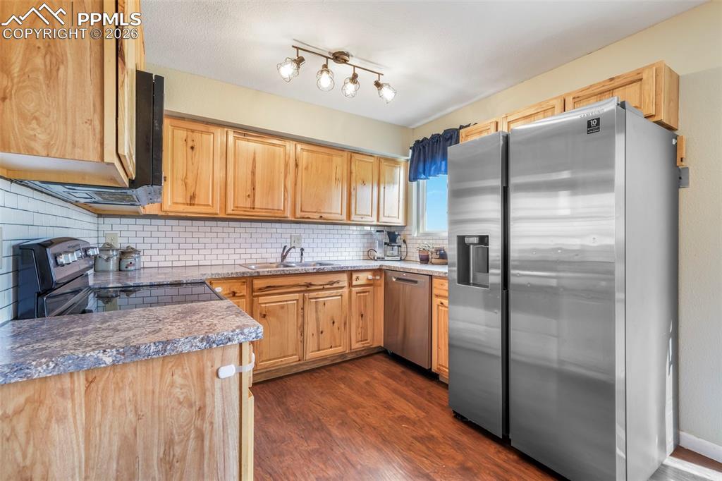 Image 11 of 50: Kitchen