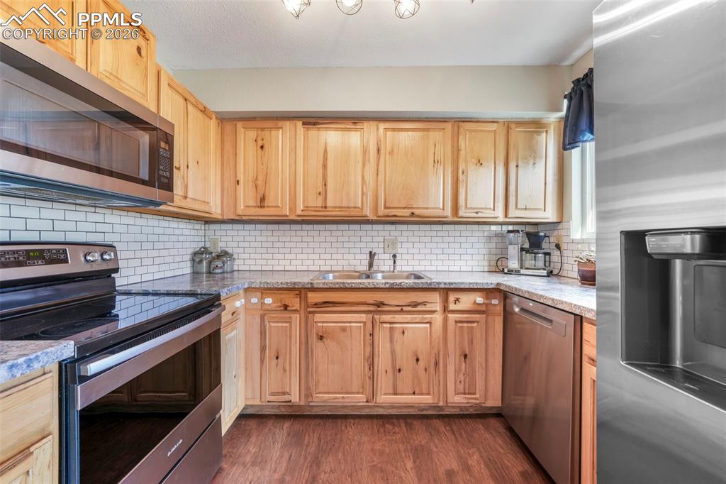 Image 12 of 50: Kitchen