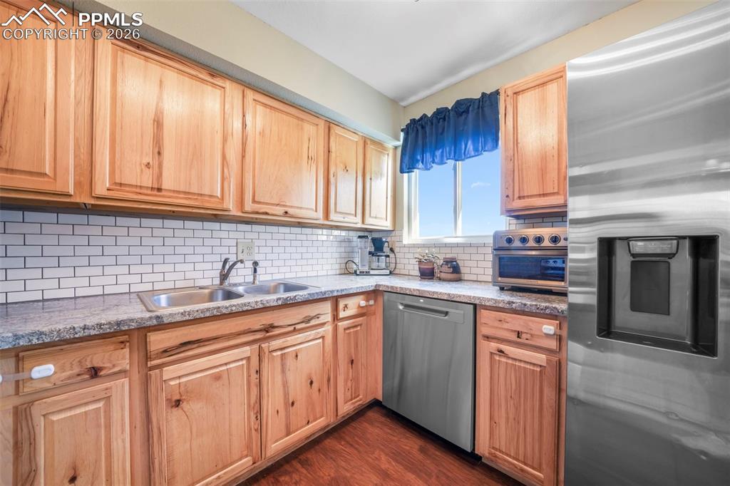 Image 13 of 50: Kitchen