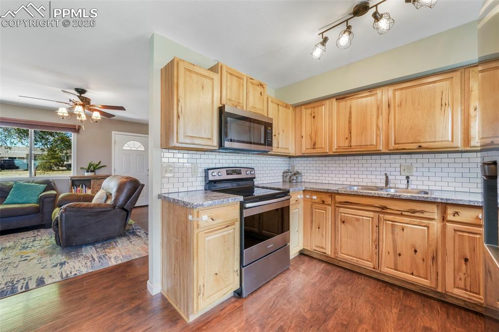 Image 14 of 50: Kitchen