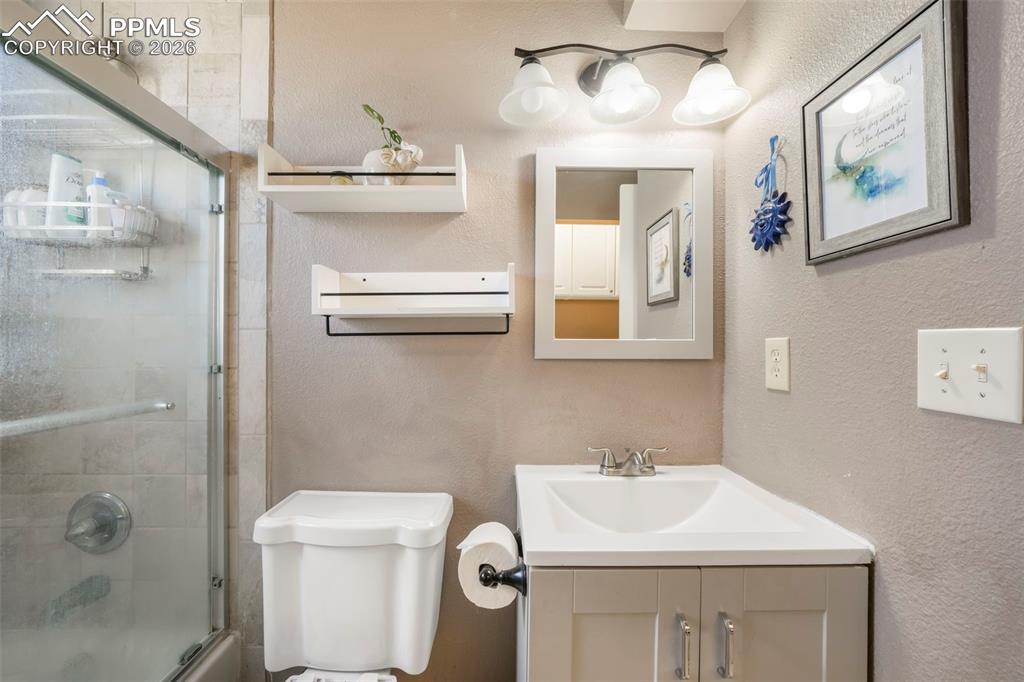 Image 15 of 50: Bathroom