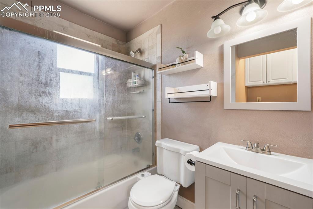 Image 16 of 50: Bathroom