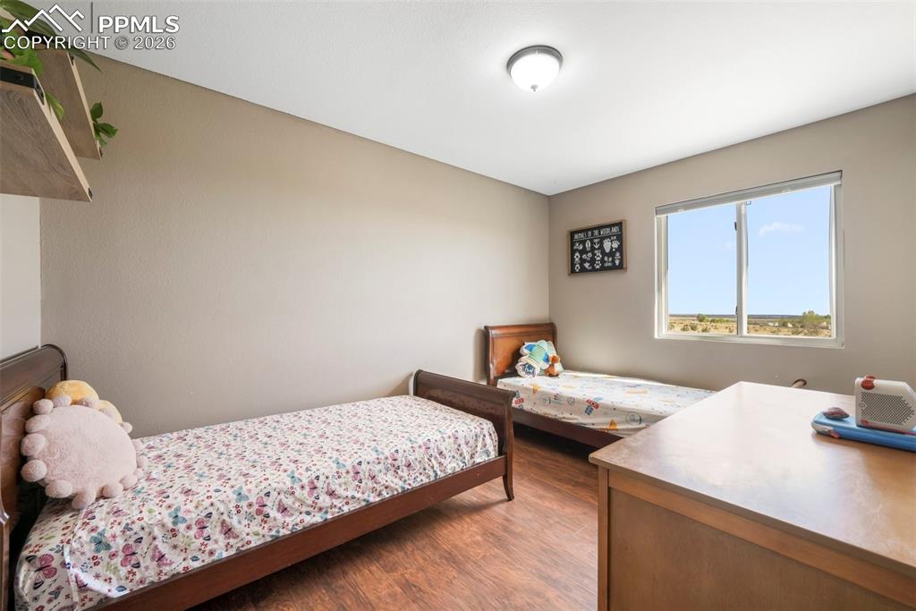 Image 21 of 50: Bedroom