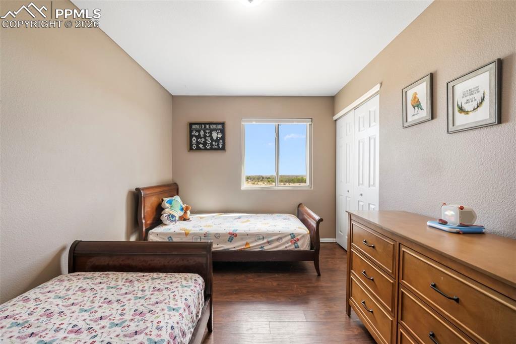 Image 22 of 50: Bedroom