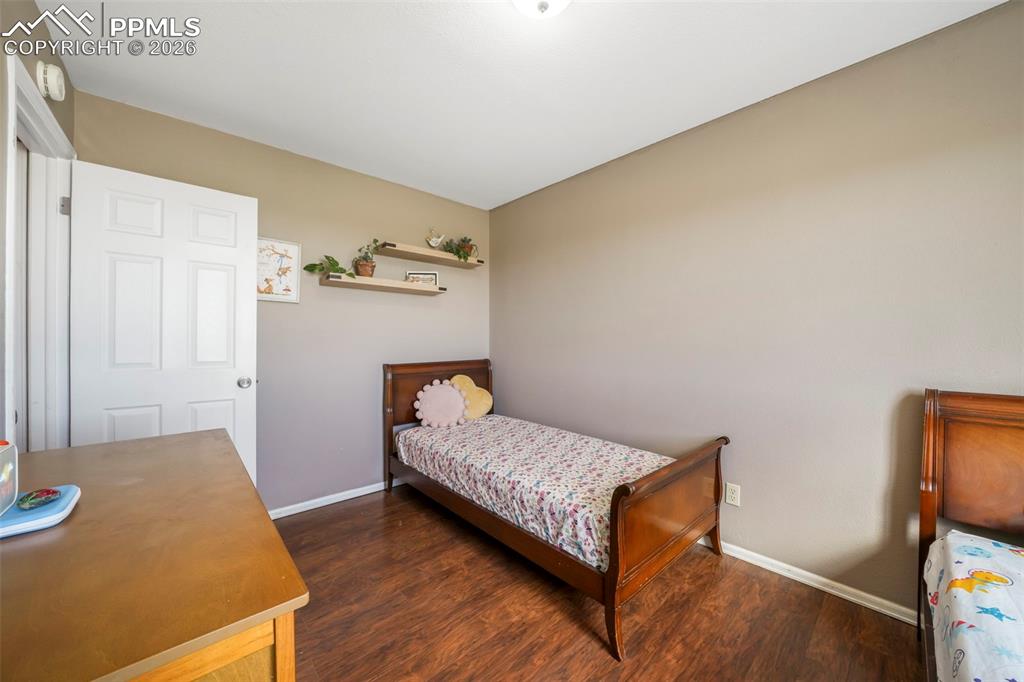 Image 23 of 50: Bedroom