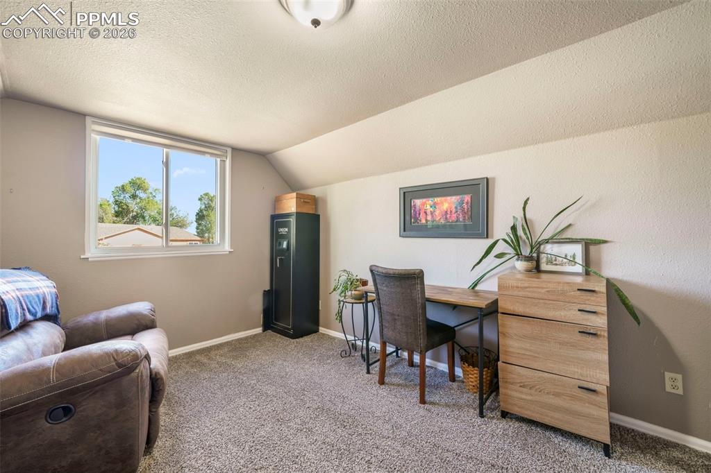 Image 26 of 50: Bedroom