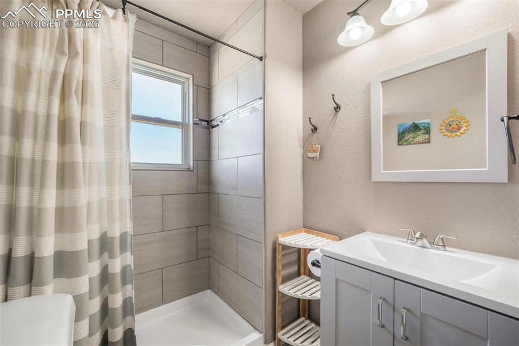 Image 28 of 50: Bathroom