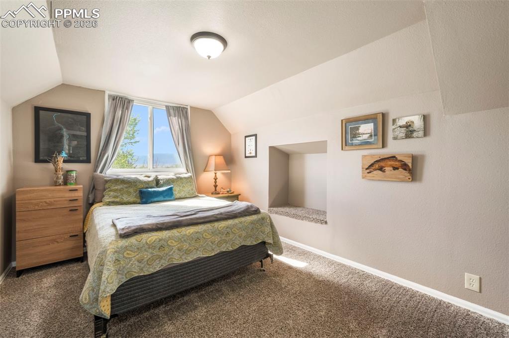 Image 30 of 50: Bedroom