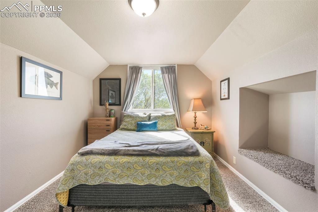 Image 31 of 50: Bedroom