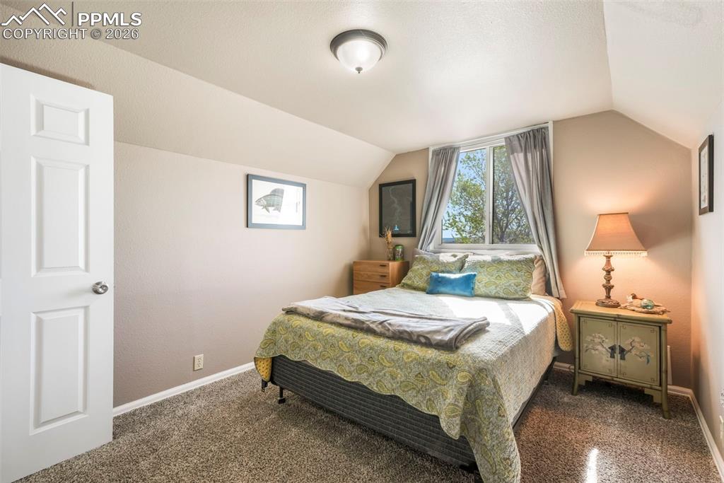 Image 32 of 50: Bedroom