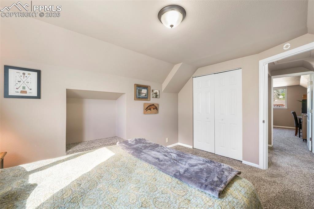 Image 33 of 50: Bedroom