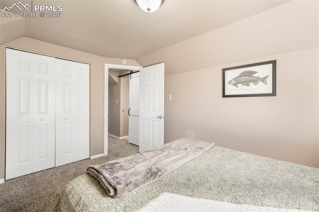 Image 34 of 50: Bedroom