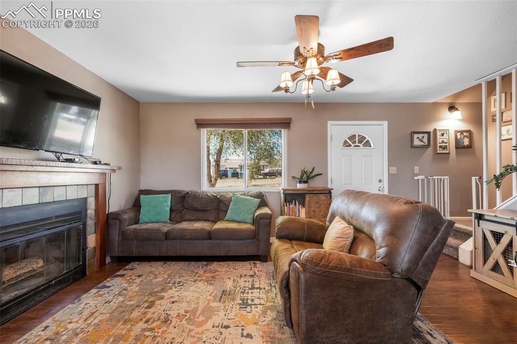 Image 4 of 50: Living Room