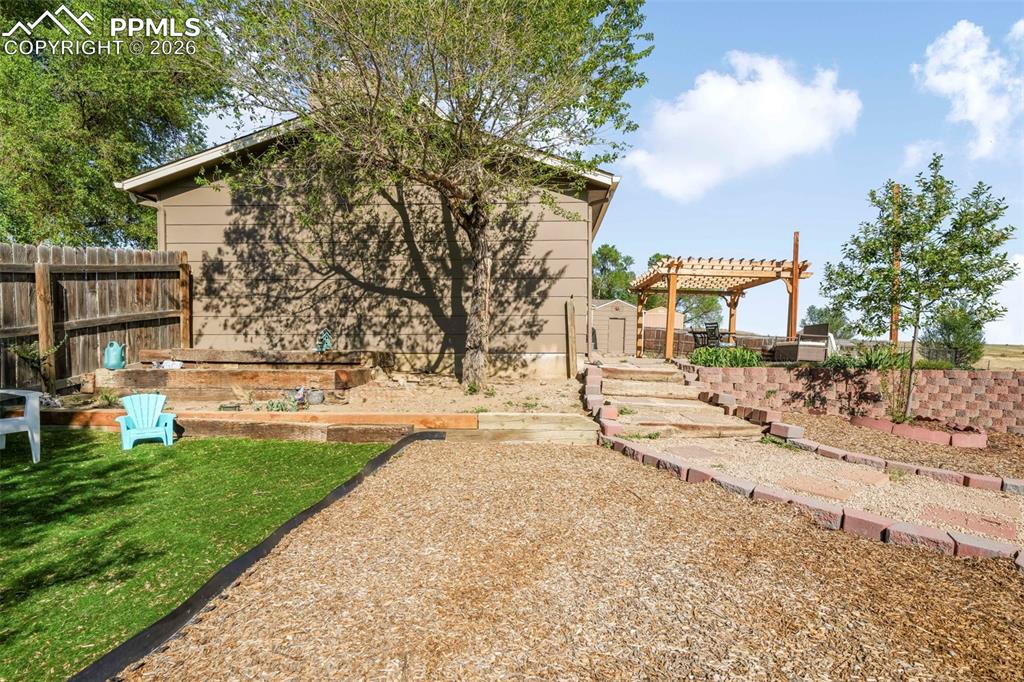 Image 40 of 50: Yard