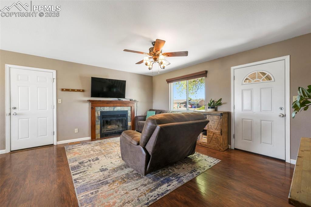 Image 5 of 50: Living Room