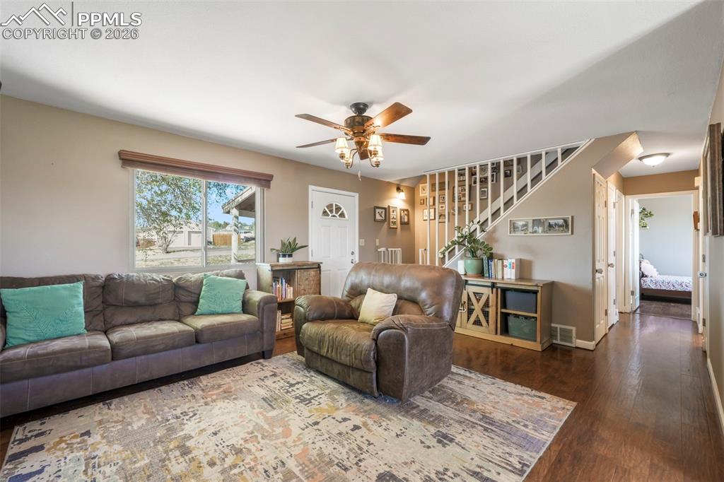 Image 6 of 50: Living Room