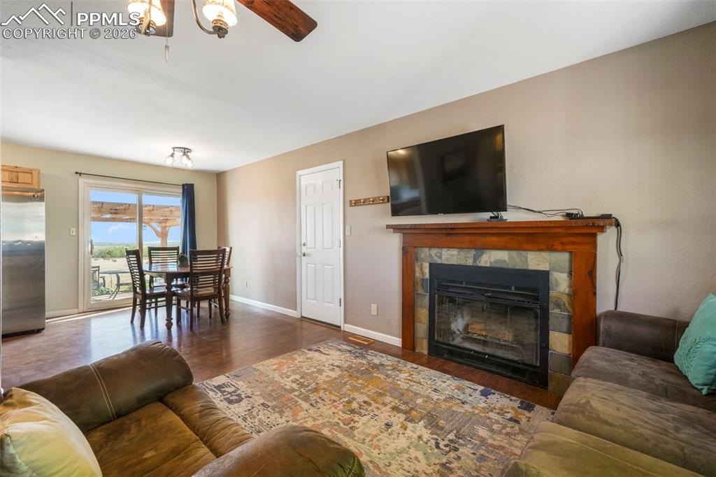 Image 7 of 50: Living Room