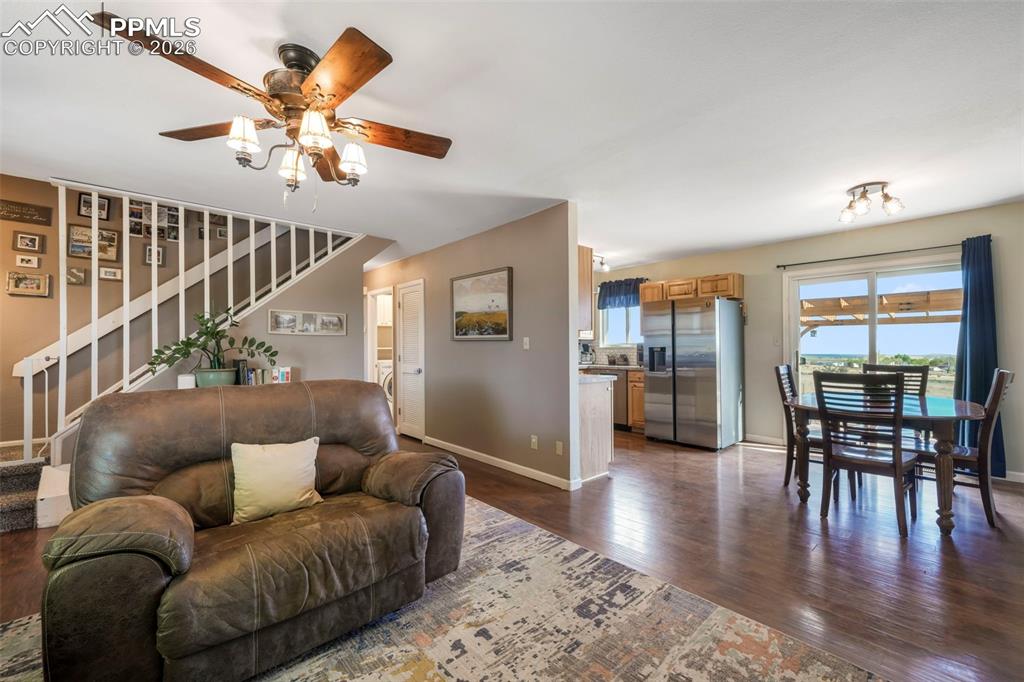 Image 8 of 50: Living Room