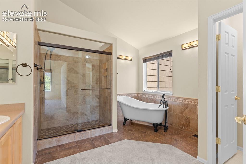 Image 20 of 43: Bathroom