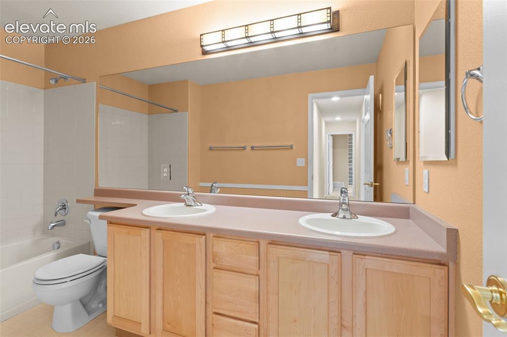 Image 23 of 43: Bathroom