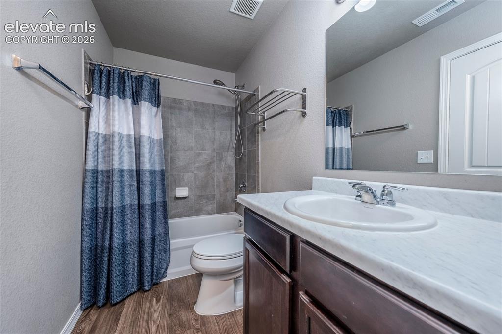 Image 10 of 13: Bathroom