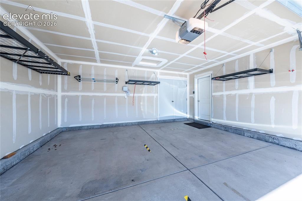 Image 12 of 13: Garage