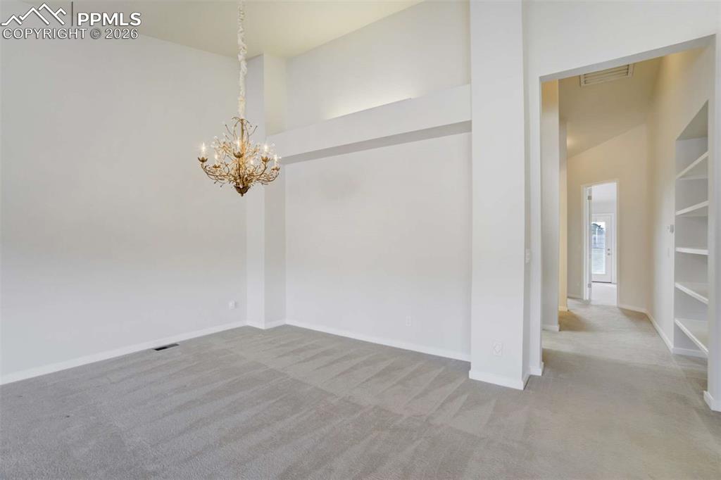 Image 11 of 50: Dining Area