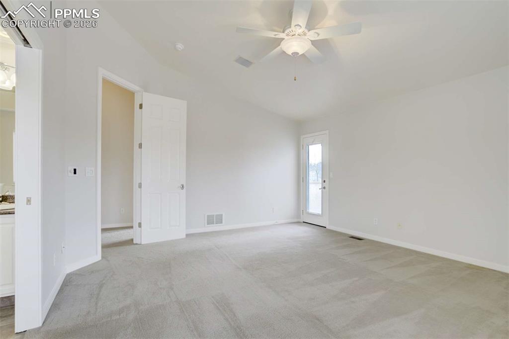 Image 14 of 50: Bedroom