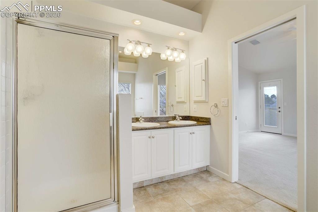 Image 16 of 50: Bathroom