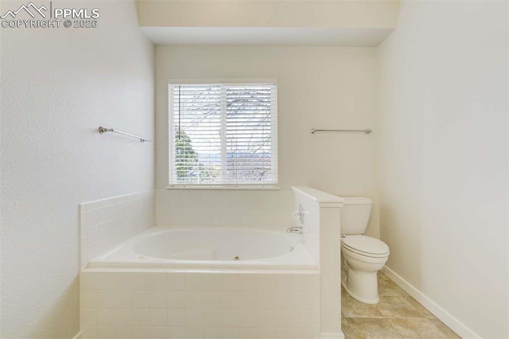 Image 17 of 50: Bathroom