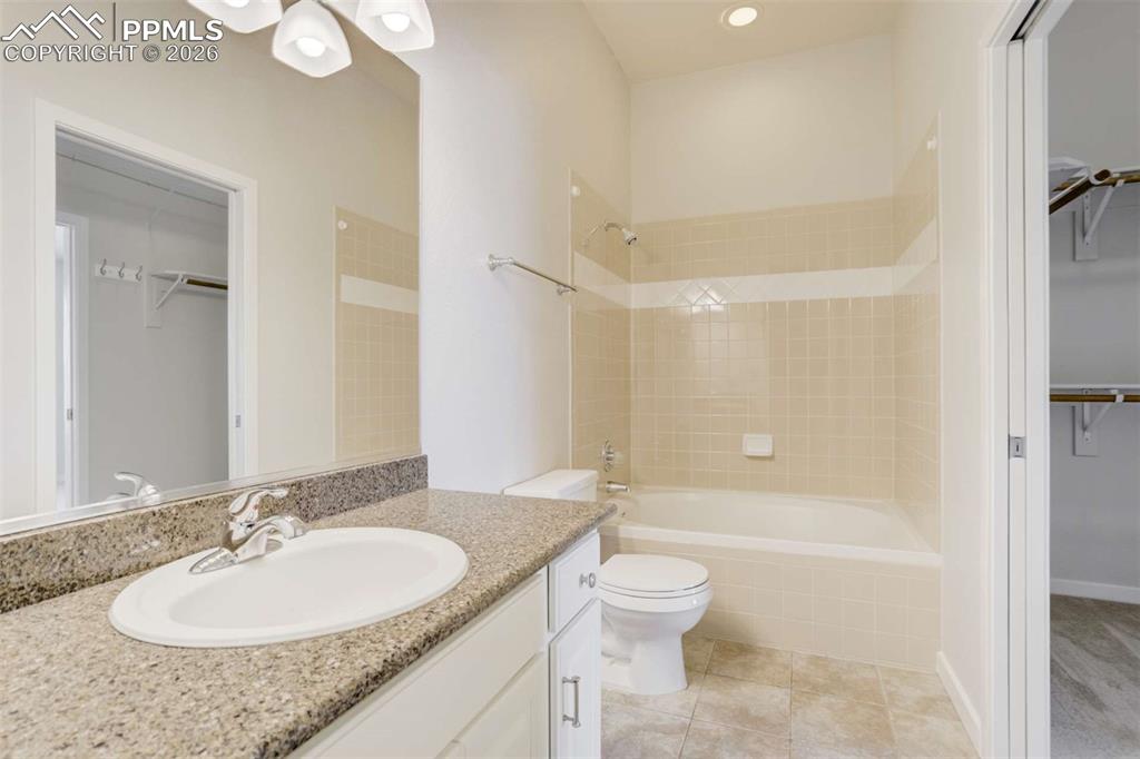 Image 20 of 50: Bathroom