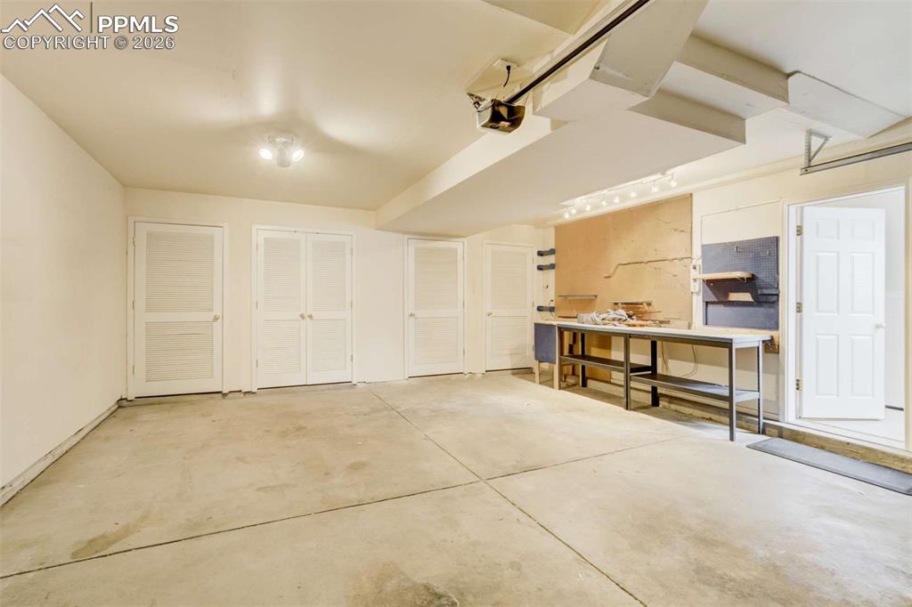 Image 37 of 50: Garage