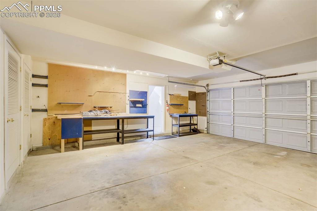 Image 38 of 50: Garage