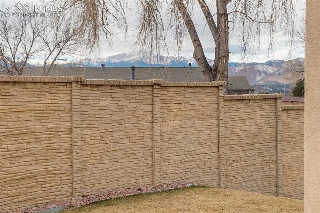 Image 40 of 50: Yard