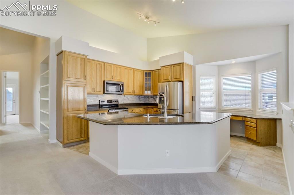 Image 7 of 50: Kitchen