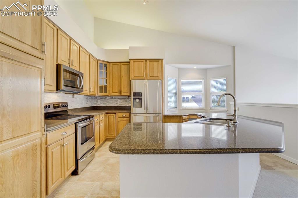 Image 8 of 50: Kitchen