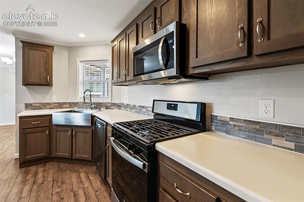 Image 13 of 45: Kitchen