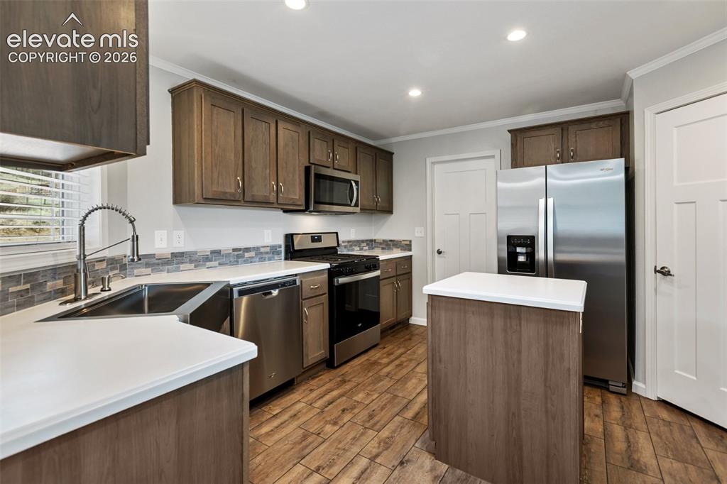 Image 14 of 45: Kitchen