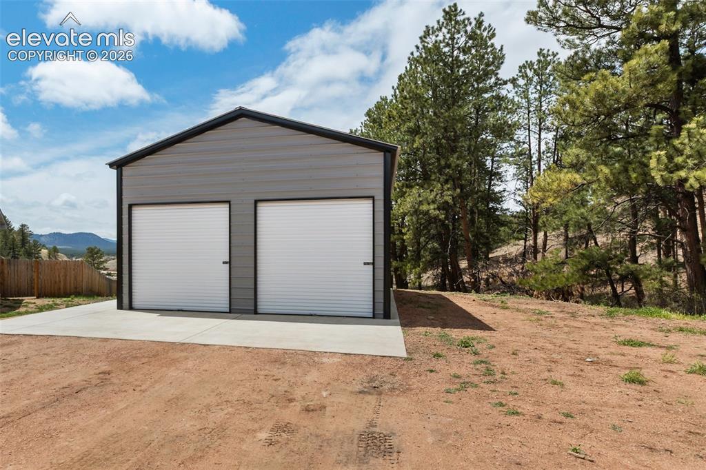 Image 42 of 45: Over sized garage