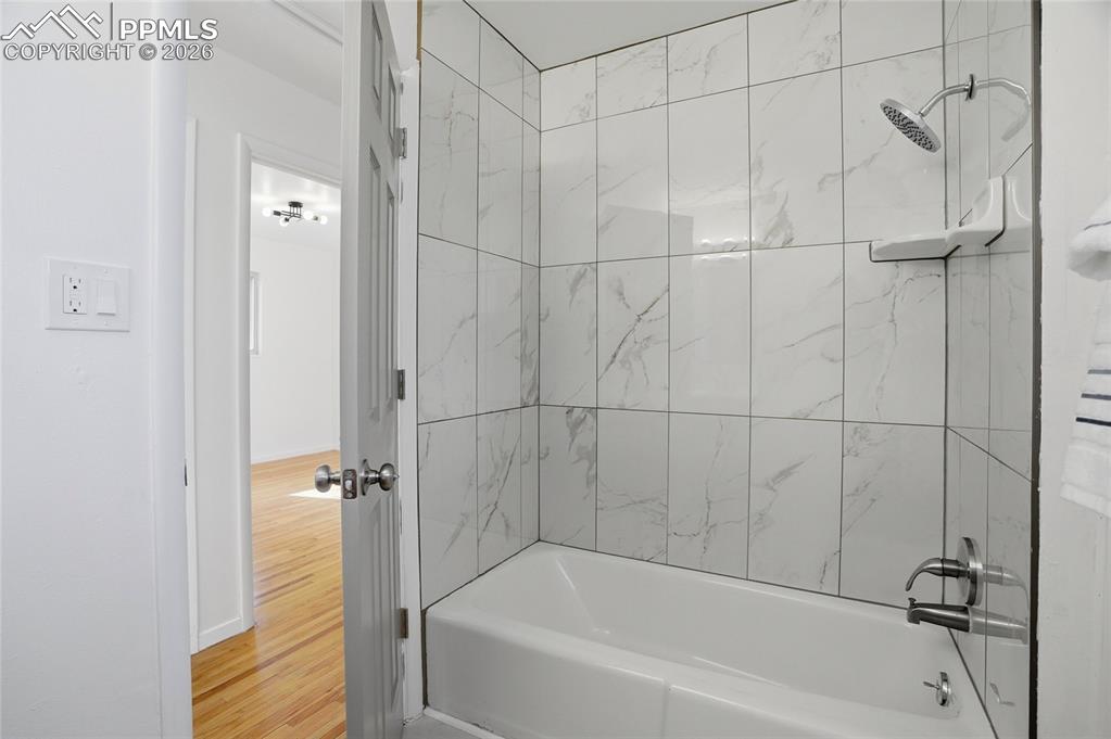 Image 19 of 29: Bathroom