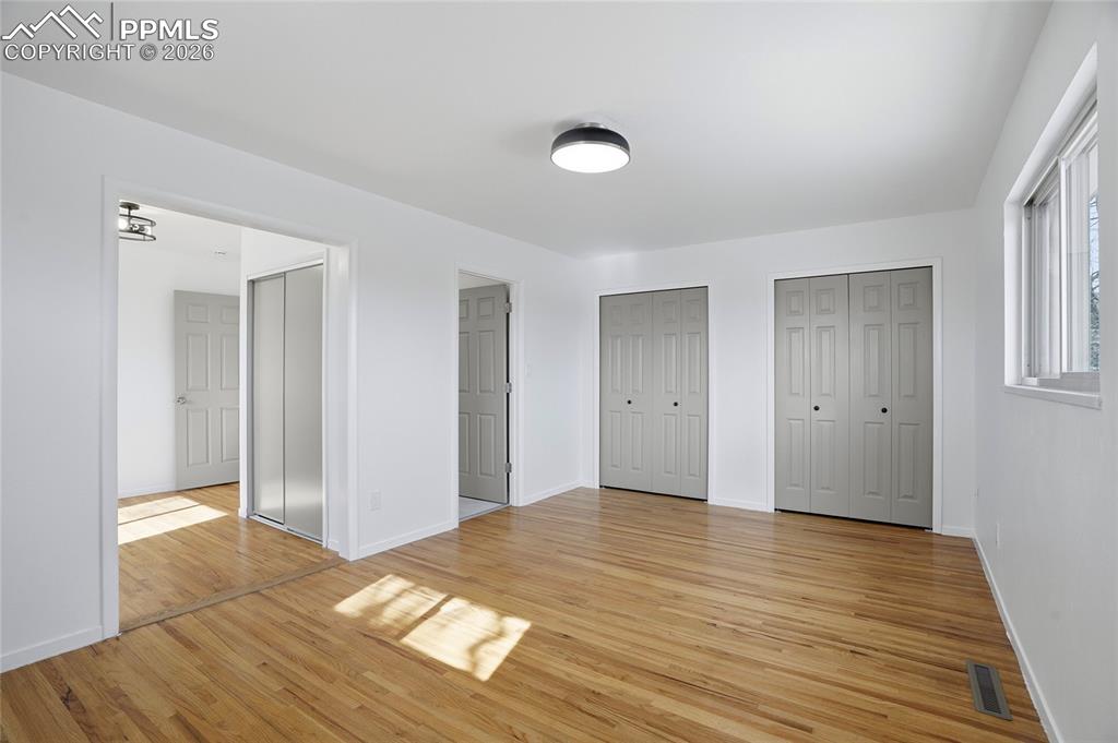 Image 21 of 29: Bedroom