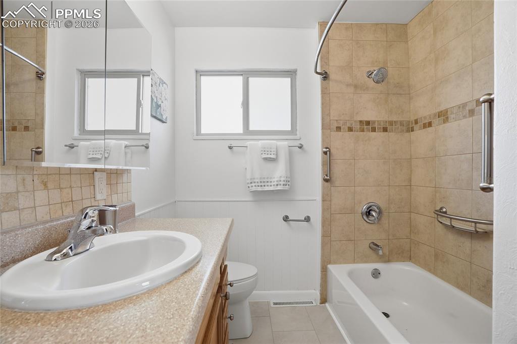 Image 22 of 29: Bathroom