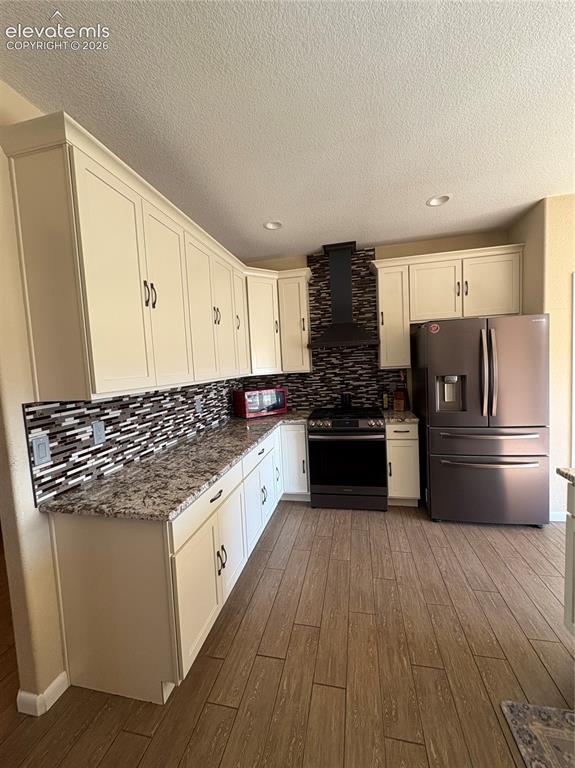 Image 6 of 14: Kitchen