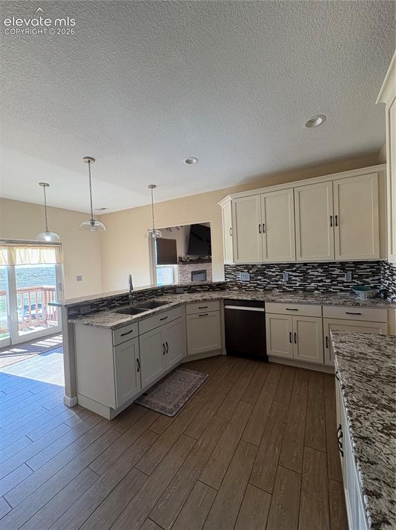 Image 7 of 14: Kitchen