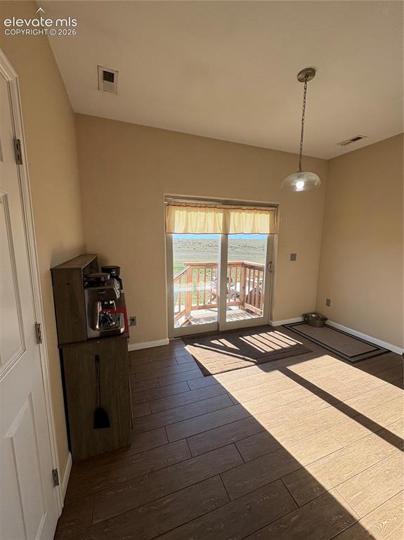 Image 8 of 14: Breakfast Area