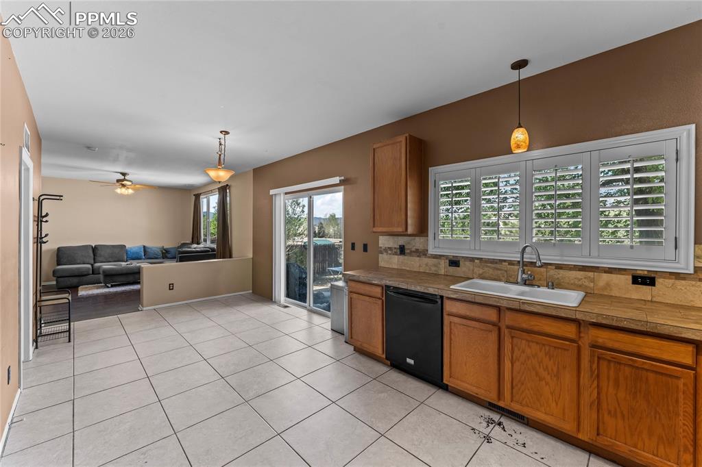 Image 10 of 44: Kitchen