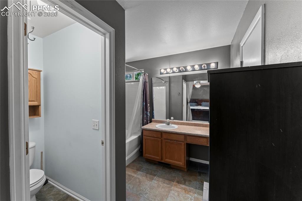 Image 22 of 44: Bathroom