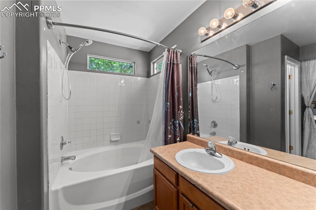 Image 23 of 44: Bathroom