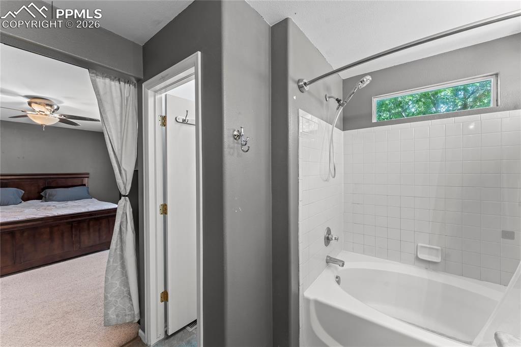 Image 24 of 44: Bathroom